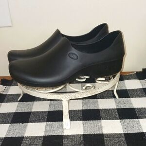 Sticky Women's  Antimicrobial Profesional Slip on Shoes  Size 9.5B